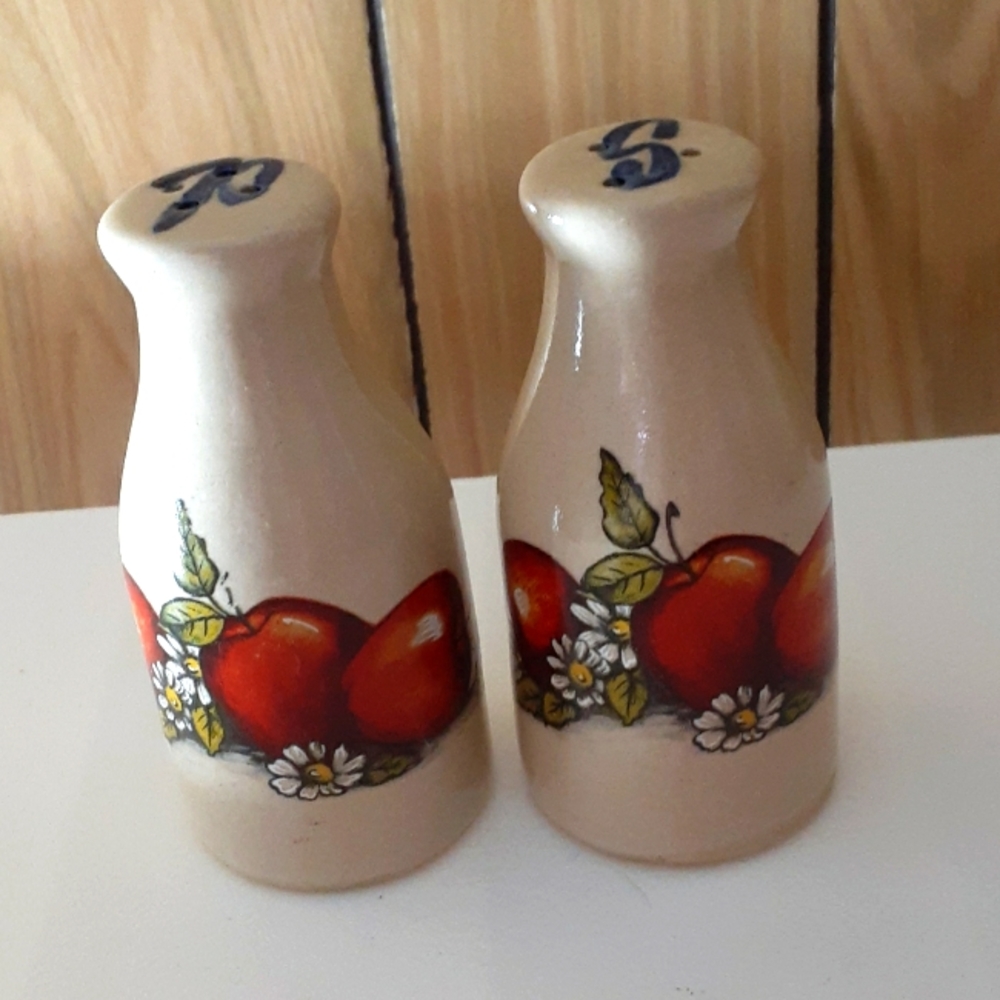 VTG ❤ Apple Salt & Pepper Shakers